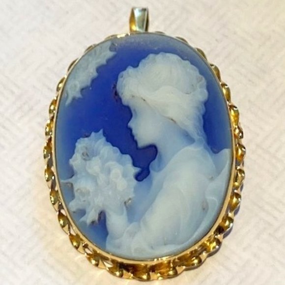 Vintage Cameo Jewelry - Vintage Blue Agate Cameo Pin/Pendant in 18kt Yellow Gold - 375 - Marked